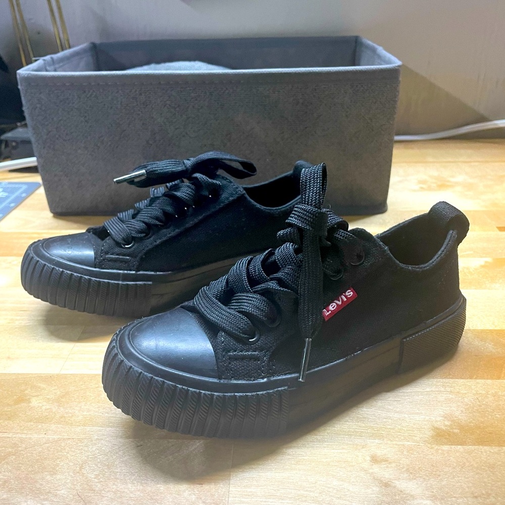 Levi’s black shoes little kids size 11 Like new